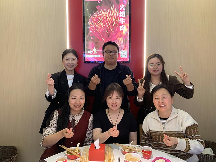 豐盛佳肴聚一堂，團(tuán)建聚餐喜氣洋洋。讓我們齊聚力量，砥礪前行！